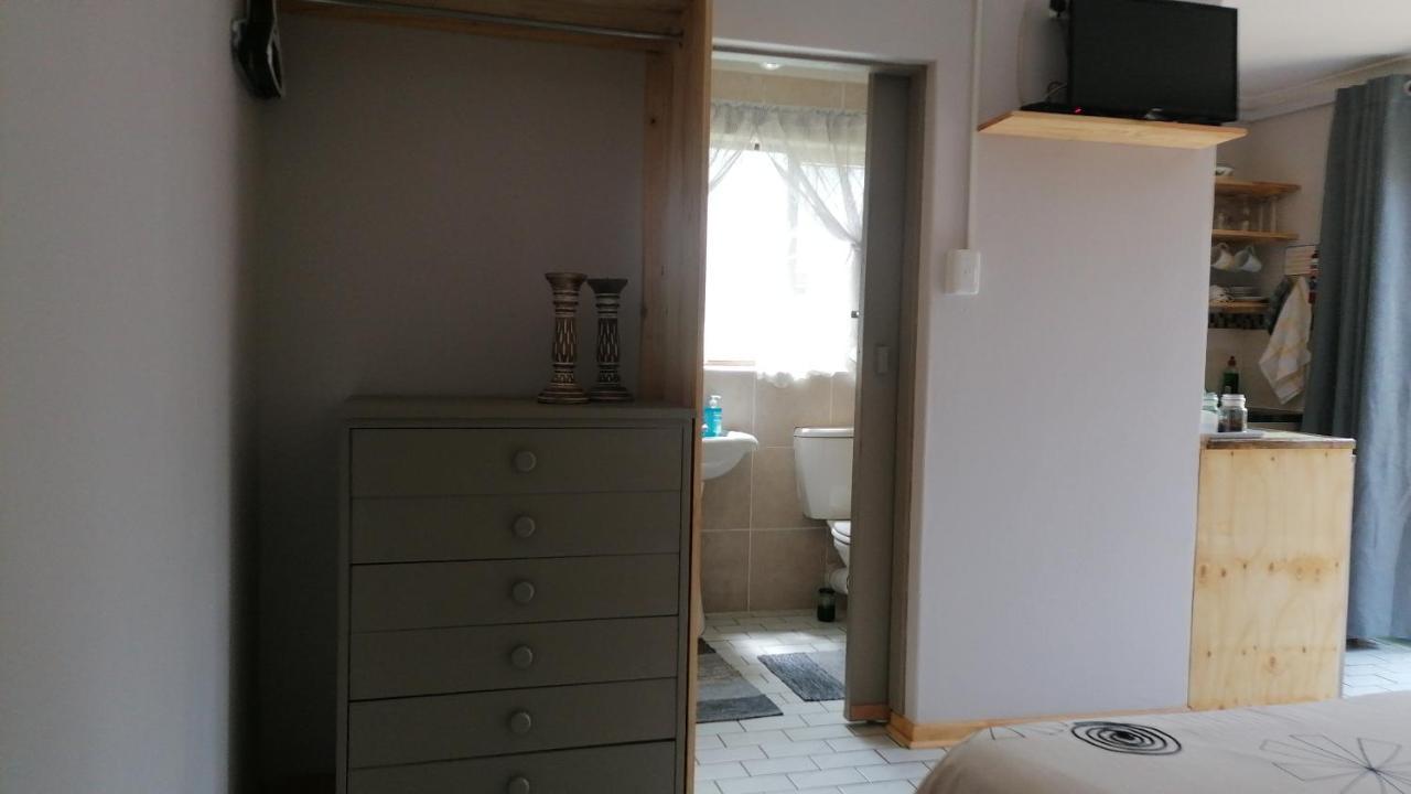 A1 Kynaston Self Catering Or Bed And Breakfast Jeffreys Bay Exterior photo